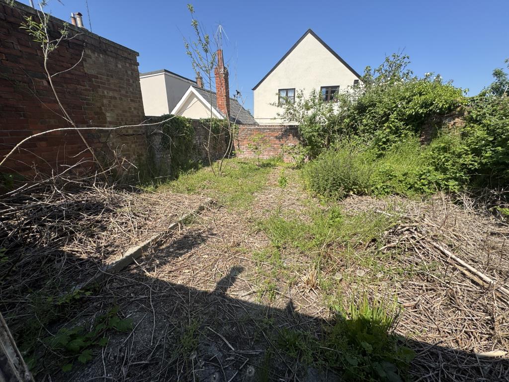 Lot: 93 - PART LET TOWN CENTRE COMMERCIAL INVESTMENT WITH POTENTIAL - Rear outside space